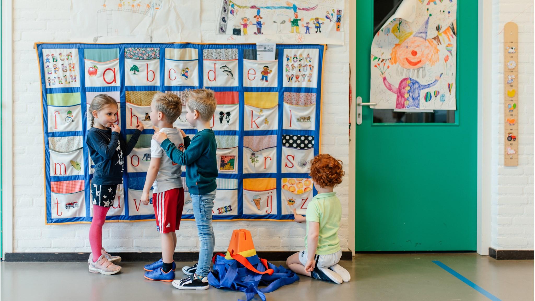 Leuke interactie tussen kinderen in de klas van Basisschool Sint Jozef in Lithoijen. Leuke interactie tussen kinderen in de klas van Basisschool Sint Jozef in Lithoijen.