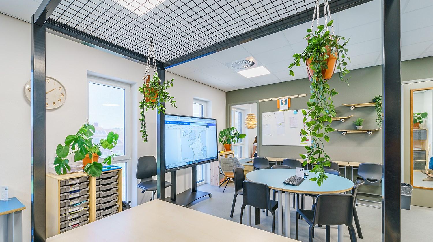 Leuke, moderne klaslokaal met planten in basisschool De Bataaf in Tiel. Leuke, moderne klaslokaal met planten in basisschool De Bataaf in Tiel.