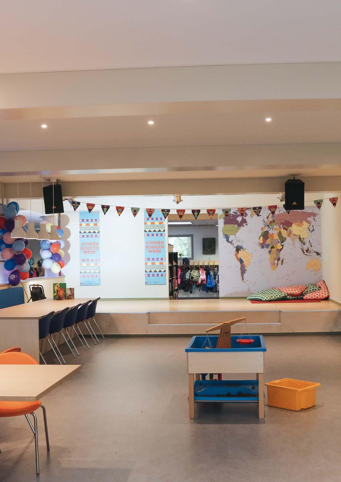 Lokaal in basisschool Wethouder Van Eupen in Eindhoven, ingericht voor creatieve activiteiten en spel. Lokaal in basisschool Wethouder Van Eupen in Eindhoven, ingericht voor creatieve activiteiten en spel.