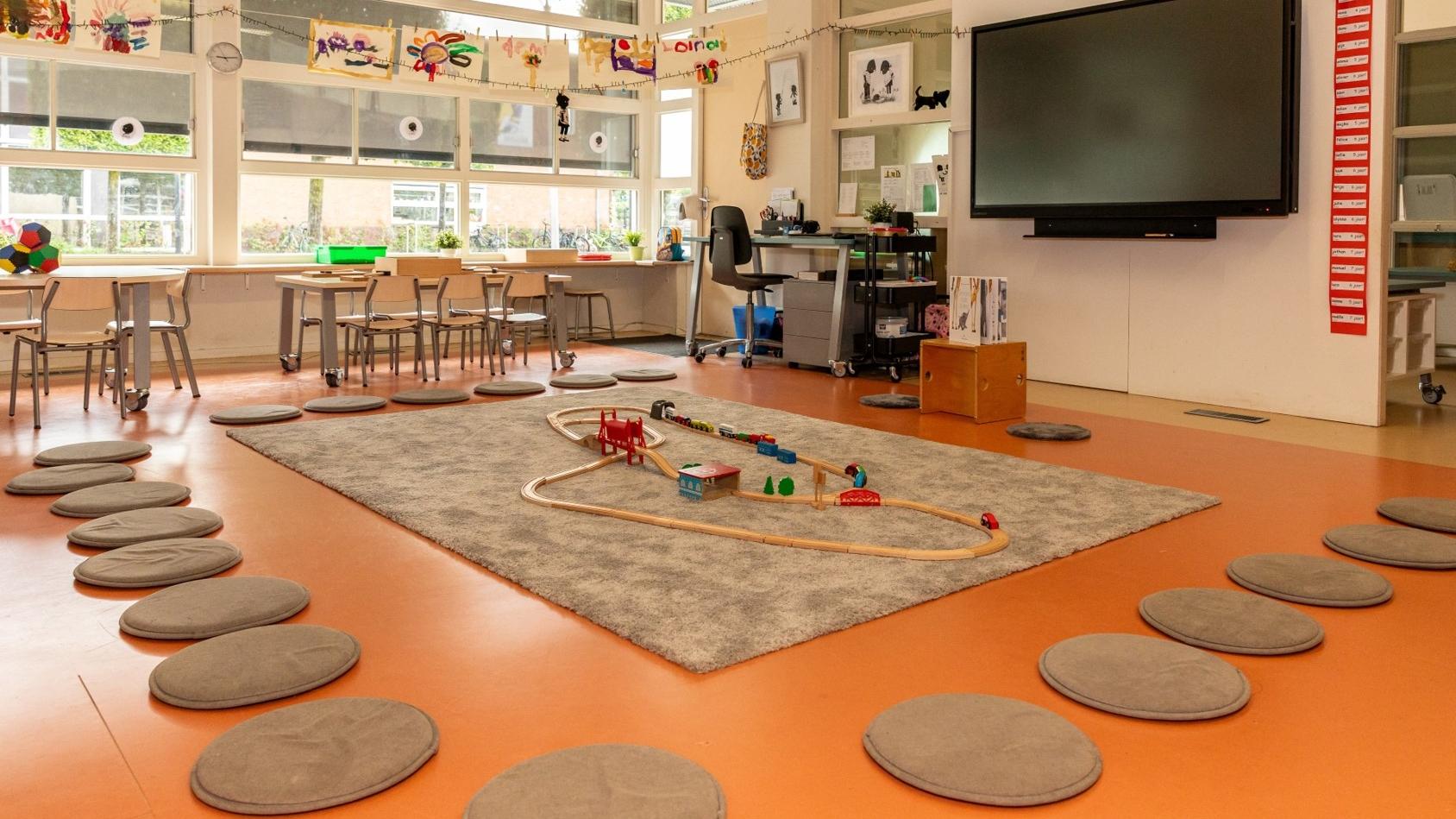 Lokaal van de Katholieke Basisschool de Toermalijn in Zeewolde met een kleurrijke speelomgeving en een treinbaan. Lokaal van de Katholieke Basisschool de Toermalijn in Zeewolde met een kleurrijke speelomgeving en een treinbaan.