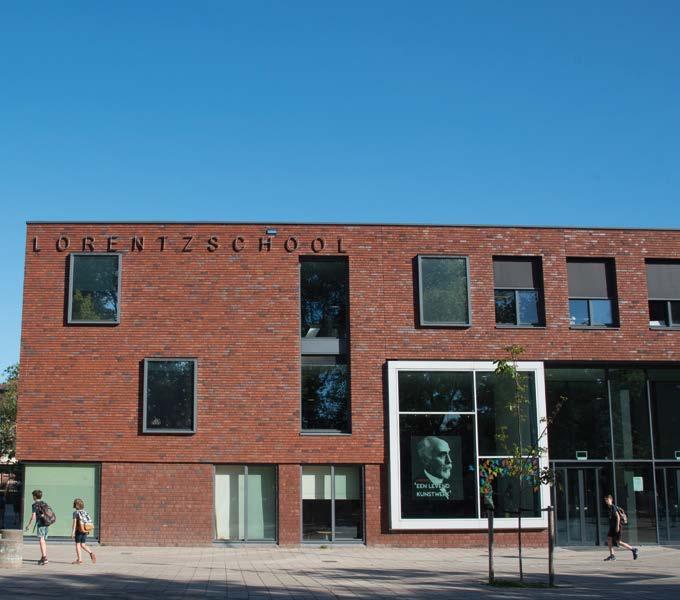 Lorentzschool in Leiden met opvallende gevel en leerlingen die het schoolplein gebruiken. Lorentzschool in Leiden met opvallende gevel en leerlingen die het schoolplein gebruiken.