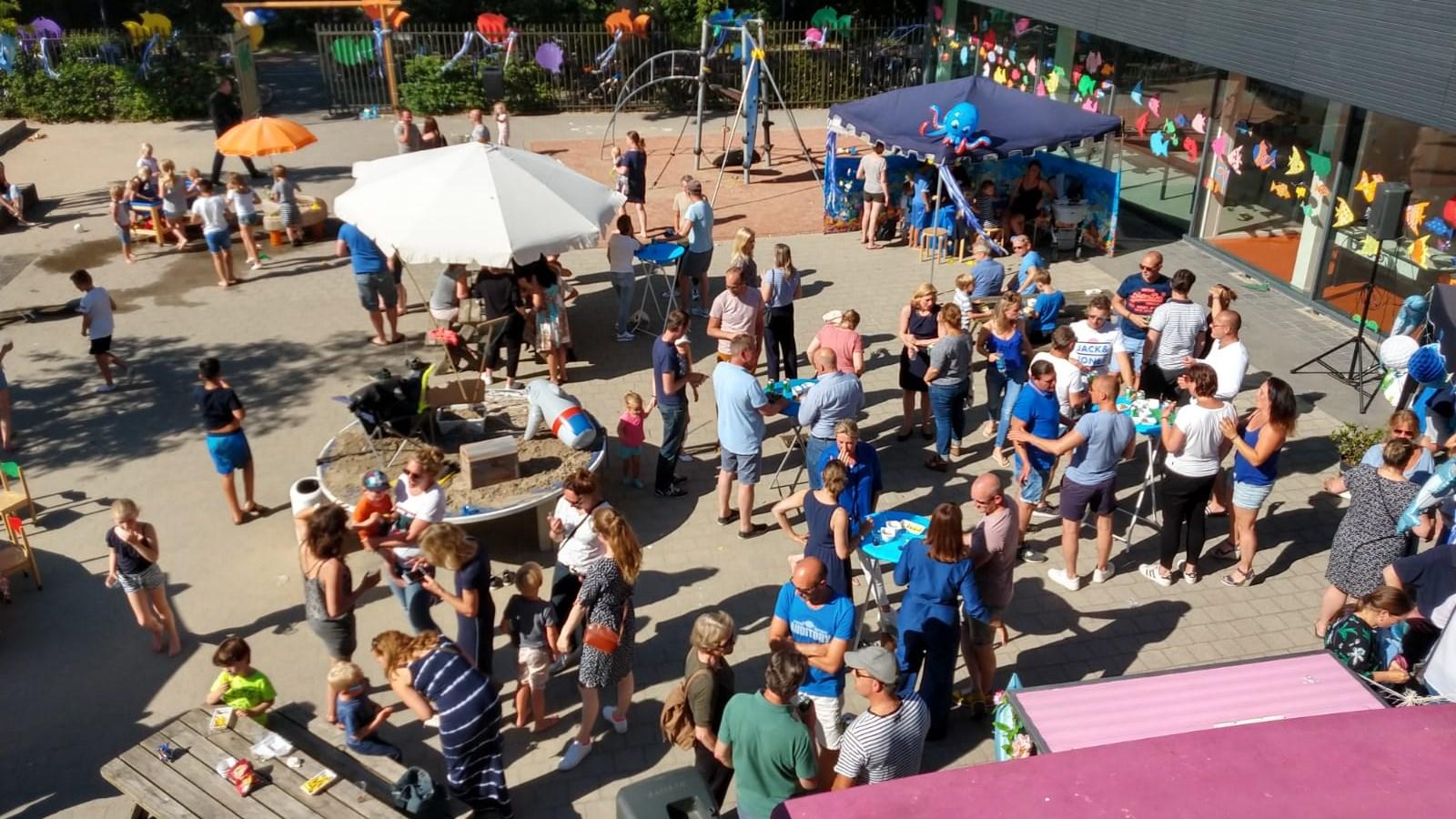 Lucebertschool in Bergen (Noord-Holland) viert een evenement op het schoolplein met kinderen en ouders. Lucebertschool in Bergen (Noord-Holland) viert een evenement op het schoolplein met kinderen en ouders.