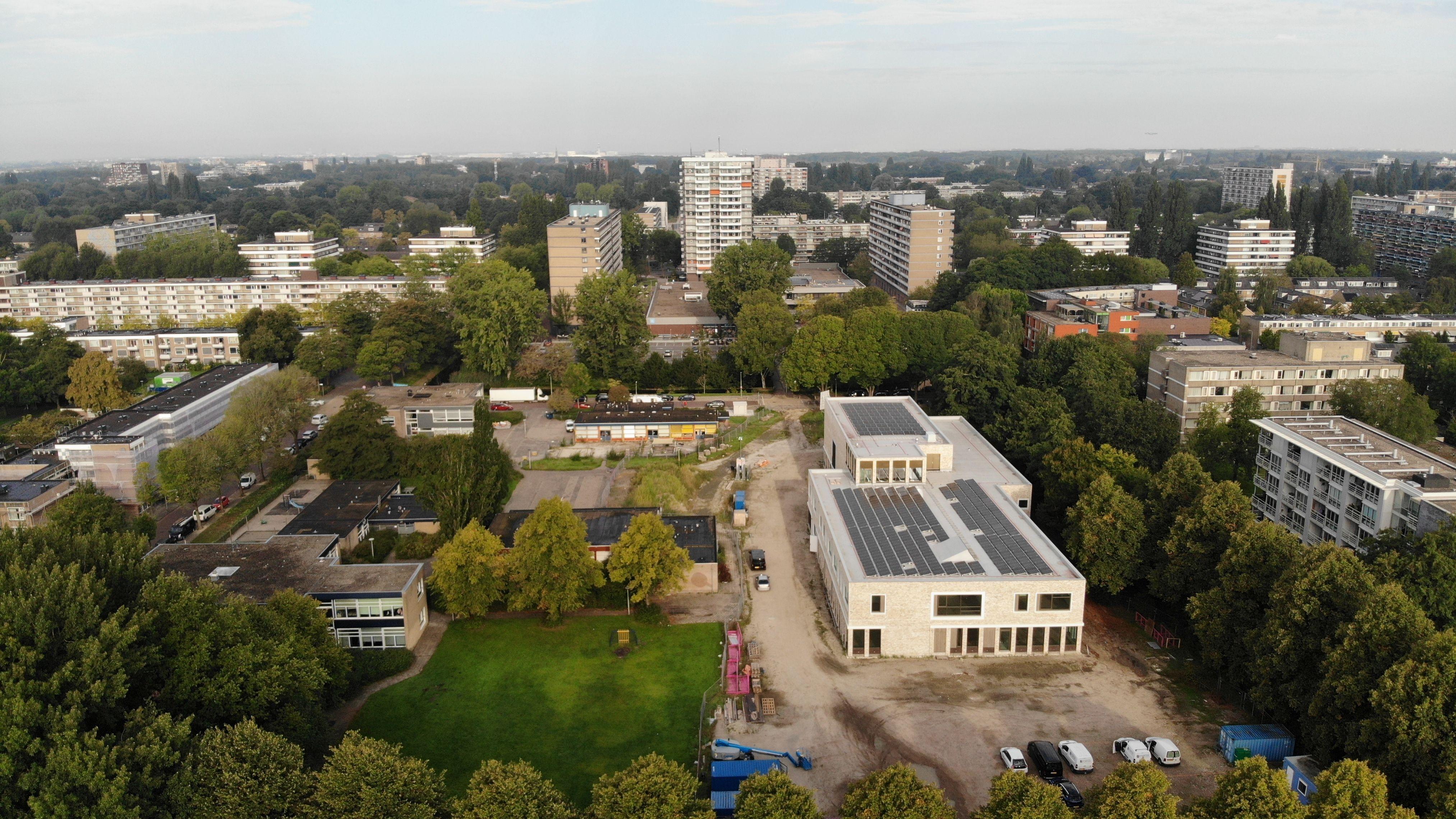 Luchtfoto van basisschool de Horizon in Amstelveen met een overzicht van het schoolplein en omliggende gebouwen. Luchtfoto van basisschool de Horizon in Amstelveen met een overzicht van het schoolplein en omliggende gebouwen.