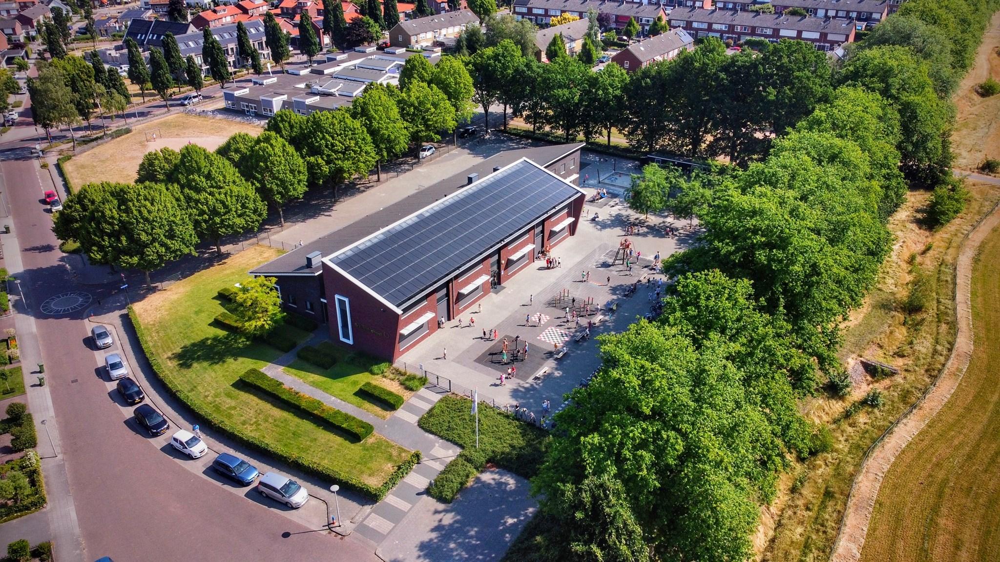 Luchtfoto van de Brekeldschool in Rijssen met het schoolplein en omliggende natuur. Luchtfoto van de Brekeldschool in Rijssen met het schoolplein en omliggende natuur.
