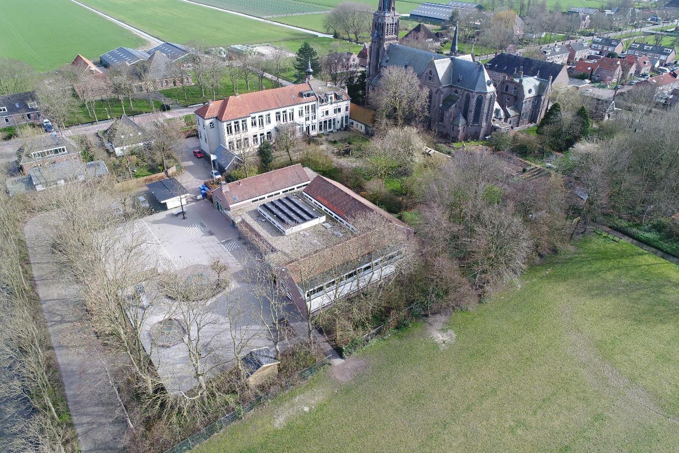 Luchtfoto van de Lourdesschool in Westbeemster met het schoolplein en omringende natuur. Luchtfoto van de Lourdesschool in Westbeemster met het schoolplein en omringende natuur.