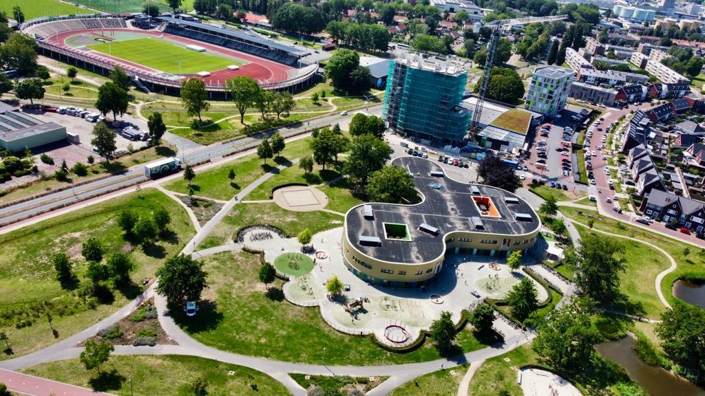 Luchtfoto van het schoolplein van Basisschool Paus Joannes XXIII in Hengelo. Luchtfoto van het schoolplein van Basisschool Paus Joannes XXIII in Hengelo.