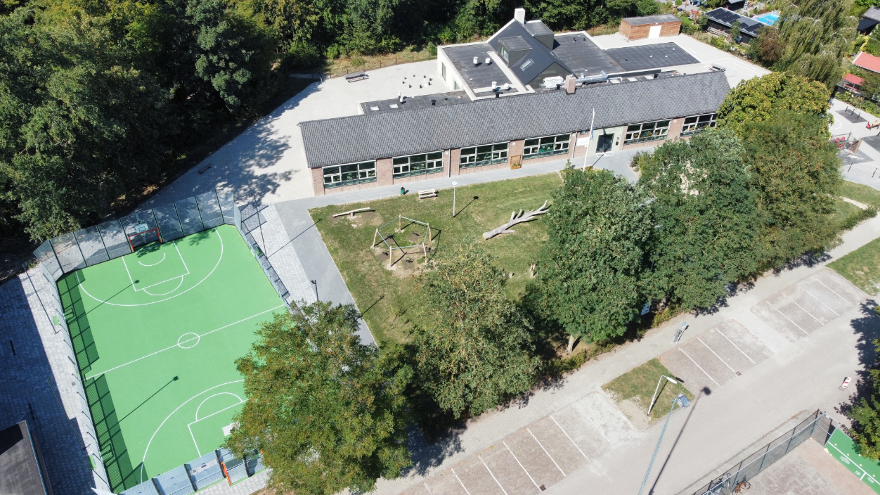 Luchtfoto van school Windkracht 10 in Emmeloord met een schoolplein en sportveld. Luchtfoto van school Windkracht 10 in Emmeloord met een schoolplein en sportveld.