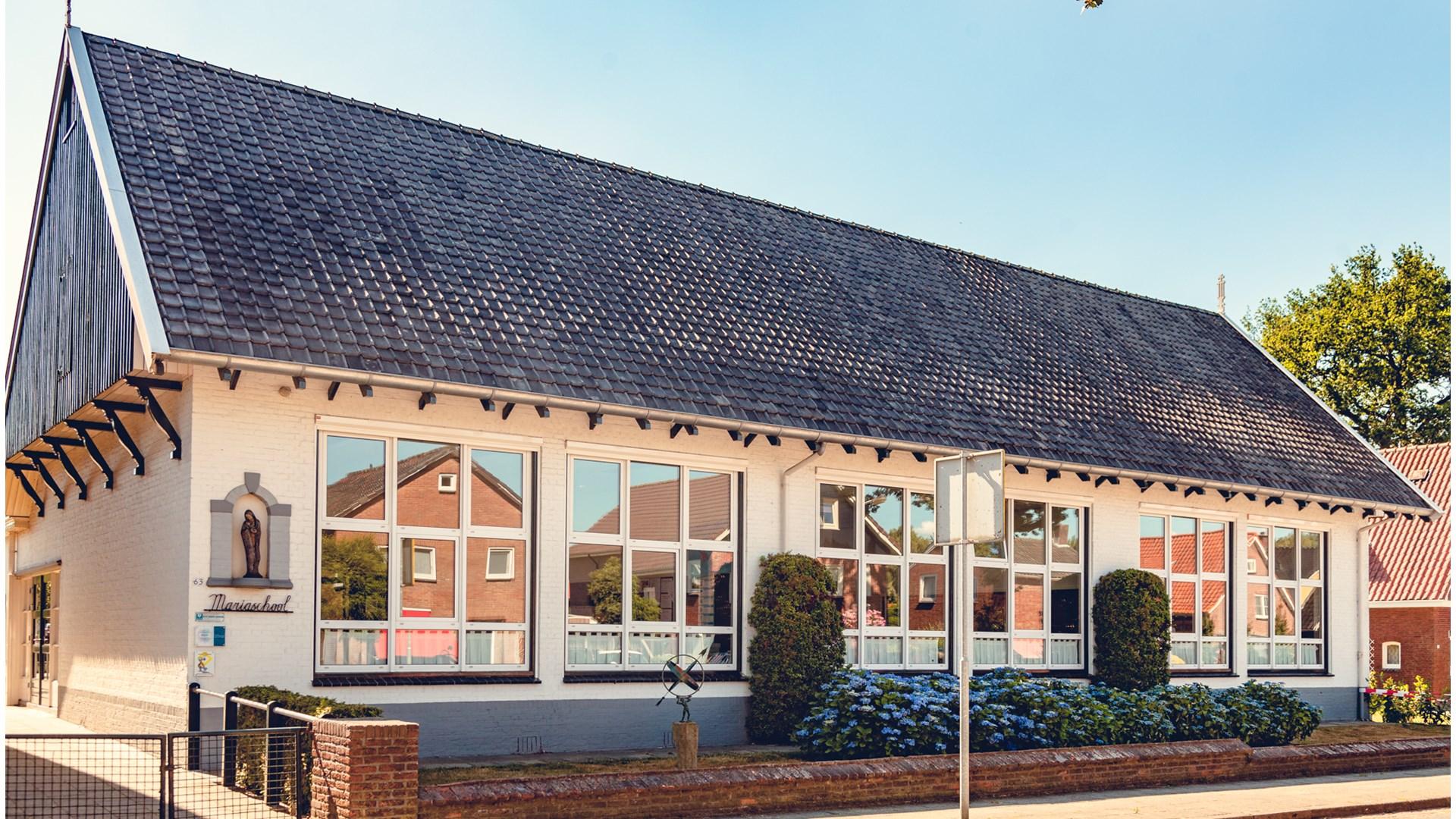 Mariaschool in Beuningen (Overijssel) toont de voorgevel van het schoolgebouw met mooie ramen en een gezellige uitstraling. Mariaschool in Beuningen (Overijssel) toont de voorgevel van het schoolgebouw met mooie ramen en een gezellige uitstraling.