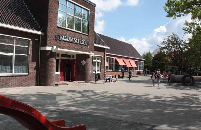 Mariaschool in Hoorn met kinderen die spelen op het schoolplein. Mariaschool in Hoorn met kinderen die spelen op het schoolplein.