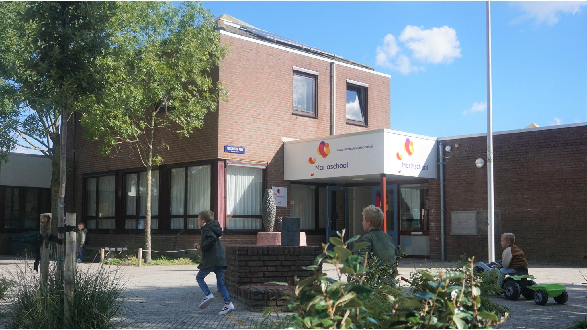 Mariaschool in Pijnacker met kinderen die spelen op het schoolplein. Mariaschool in Pijnacker met kinderen die spelen op het schoolplein.
