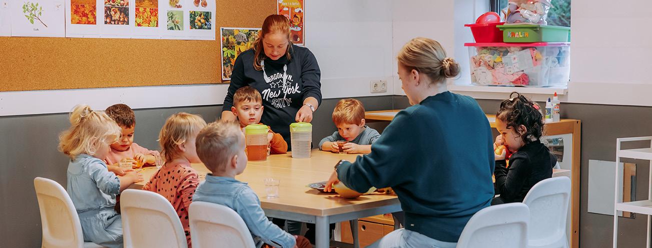 Meerdere kinderen van Kindplein 't Centrum in Uden volgen een activiteit aan de tafel onder begeleiding van leerkrachten. Meerdere kinderen van Kindplein 't Centrum in Uden volgen een activiteit aan de tafel onder begeleiding van leerkrachten.