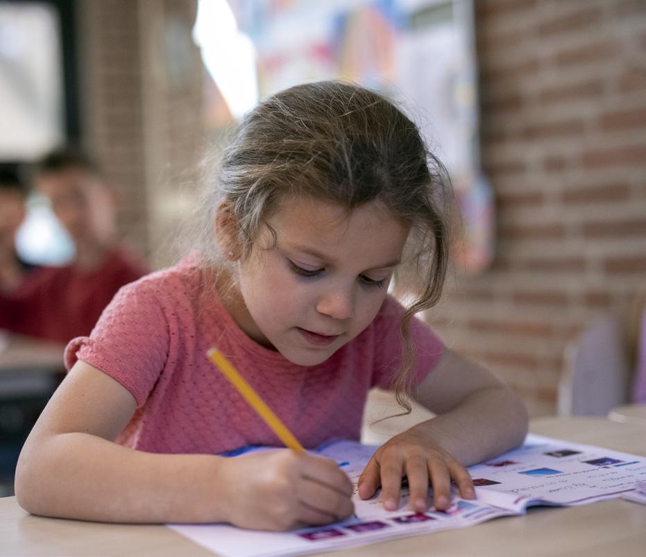 Meisje aan het schrijven in de klas van Rooms-Katholieke Basisschool Sinte Lucij in Steensel. Meisje aan het schrijven in de klas van Rooms-Katholieke Basisschool Sinte Lucij in Steensel.