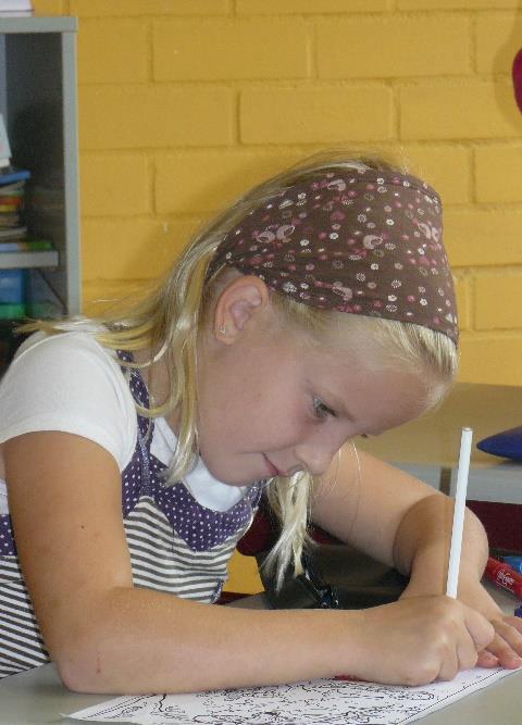 Meisje aan het werk in de klas van Katholieke Basisschool De Hofstee in Etten-Leur.