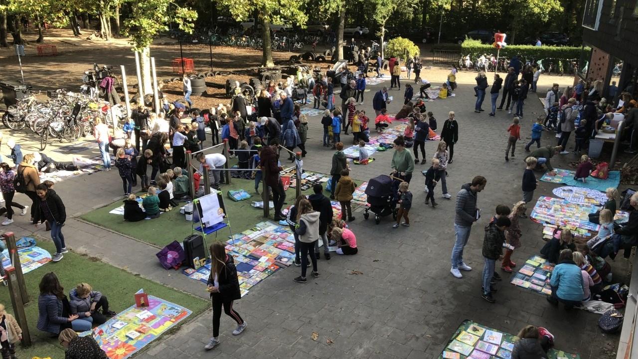 Meisje dat geconcentreerd schrijft in de klas van basisschool De Achtbaan in Tiel. Meisje dat geconcentreerd schrijft in de klas van basisschool De Achtbaan in Tiel.