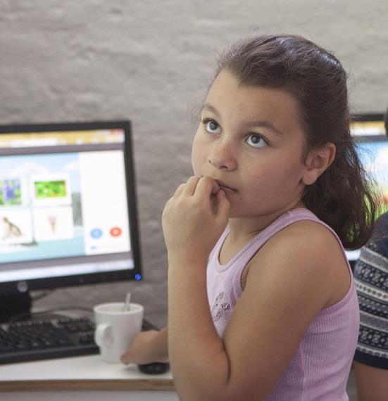 Meisje denkt na terwijl ze achter een computer zit in De Kwartiermaker in Den Bosch. Meisje denkt na terwijl ze achter een computer zit in De Kwartiermaker in Den Bosch.