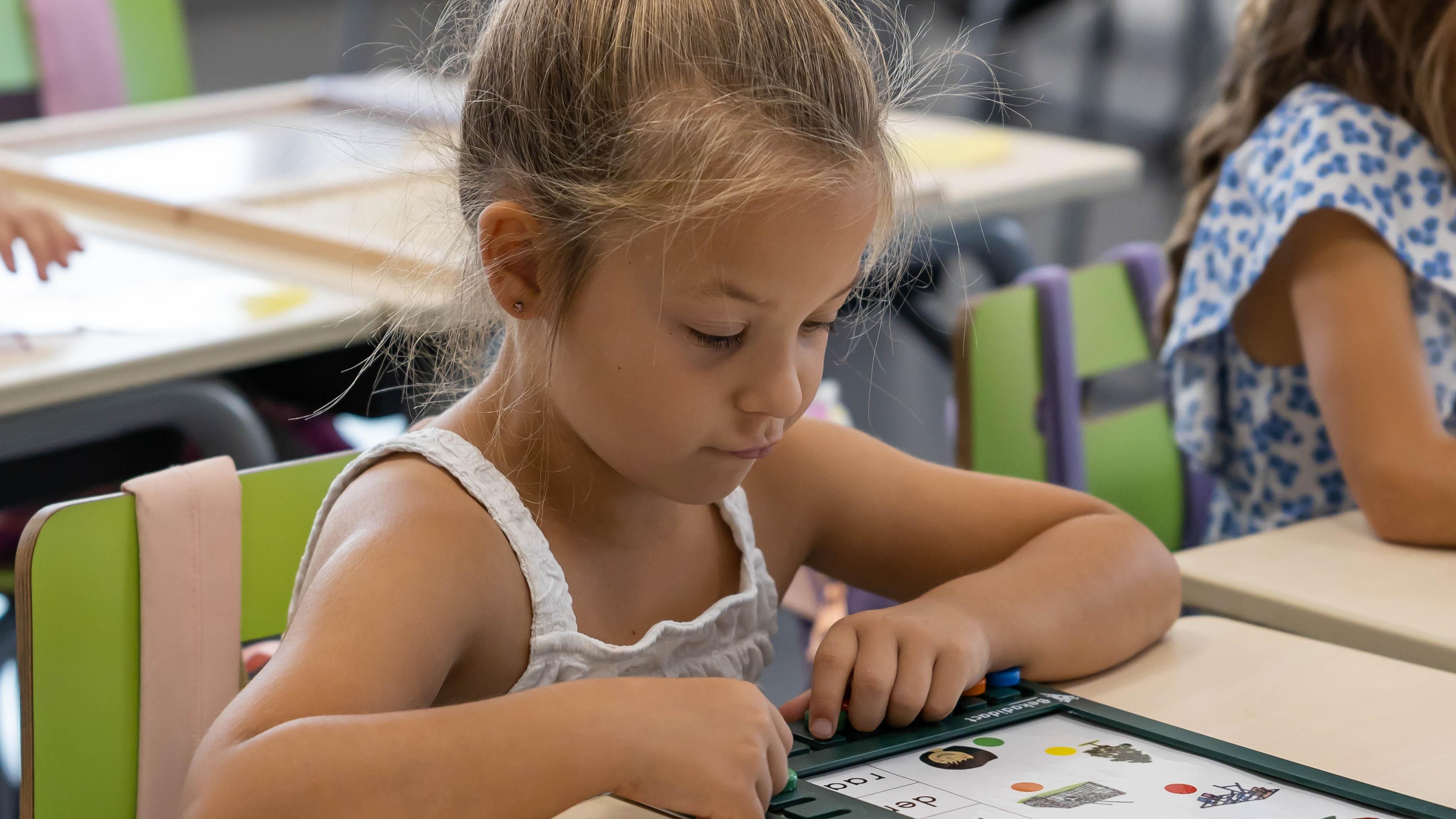 Meisje in de klas van CBS de Hoeksteen in Hoogezand, geconcentreerd bezig met leermaterialen. Meisje in de klas van CBS de Hoeksteen in Hoogezand, geconcentreerd bezig met leermaterialen.