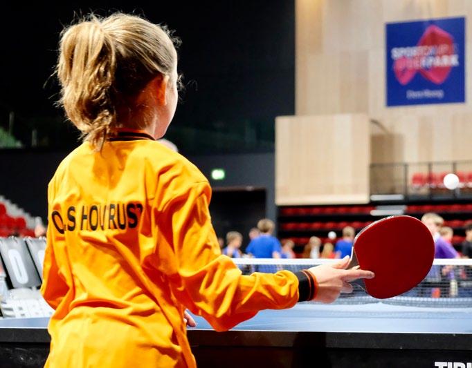 Meisje in oranje shirt van de Houtrustschool in Den Haag, klaar om te tafeltennissen. Meisje in oranje shirt van de Houtrustschool in Den Haag, klaar om te tafeltennissen.
