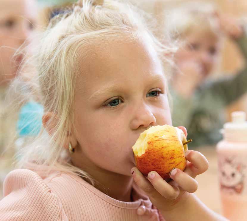 Meisje met een appel op KPO Basisschool Heilig Hart in Wouwse Plantage. Meisje met een appel op KPO Basisschool Heilig Hart in Wouwse Plantage.