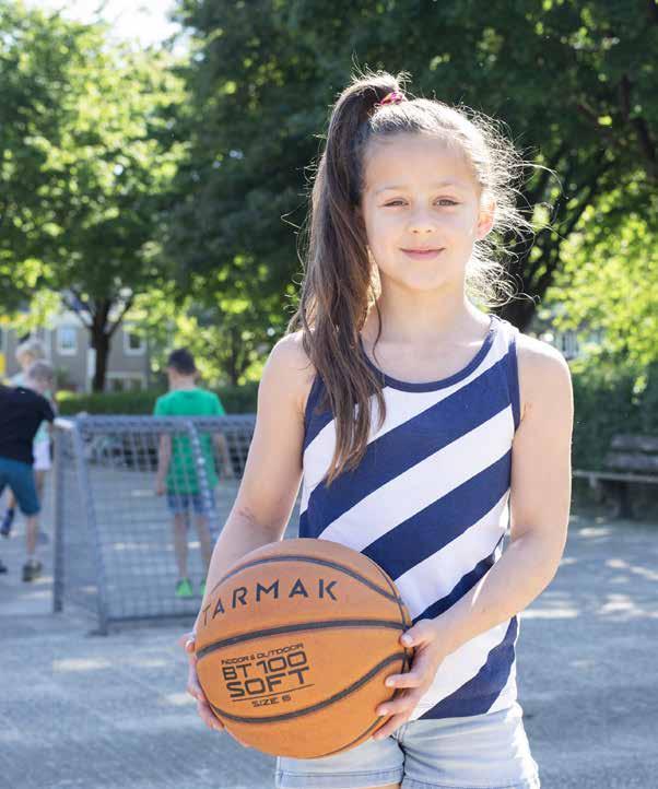 Meisje met een basketbal op het schoolplein van Het Mozaïek in Houten. Meisje met een basketbal op het schoolplein van Het Mozaïek in Houten.