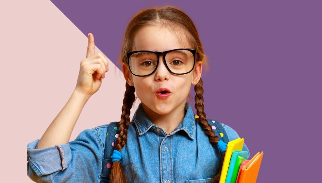 Meisje met een boekhouding kleed en een stapel kleurenboeken, op een achtergrond van Basisschool Het Fonkelbos in Rijen. Meisje met een boekhouding kleed en een stapel kleurenboeken, op een achtergrond van Basisschool Het Fonkelbos in Rijen.