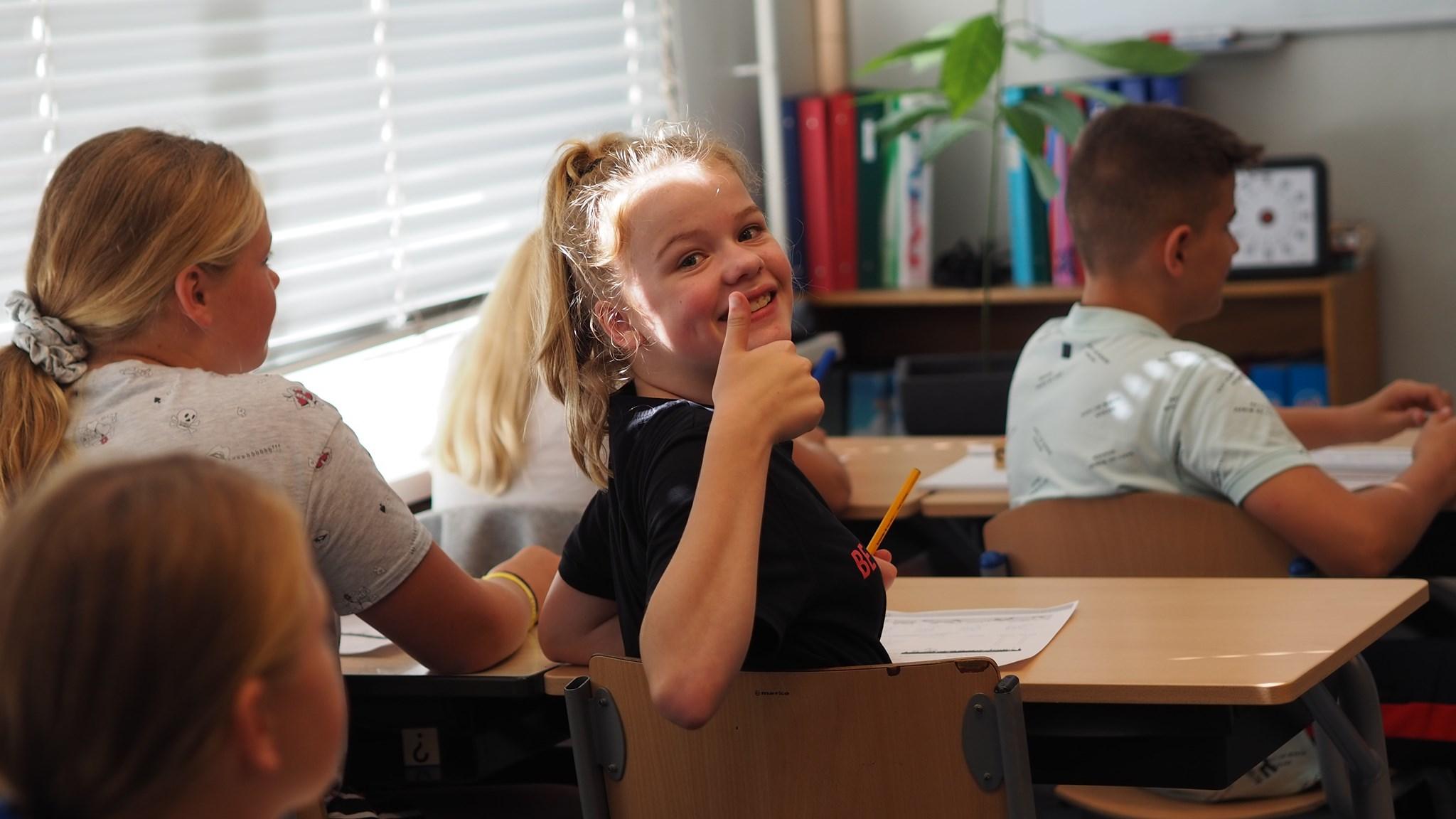 Meisje met een duim omhoog in de klas van PCBS Het Mozaïek in Hollandscheveld. Meisje met een duim omhoog in de klas van PCBS Het Mozaïek in Hollandscheveld.