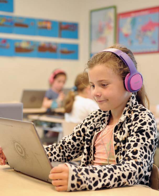 Meisje met een laptop en koptelefoon in de klas van de Lorentzschool in Leiden. Meisje met een laptop en koptelefoon in de klas van de Lorentzschool in Leiden.