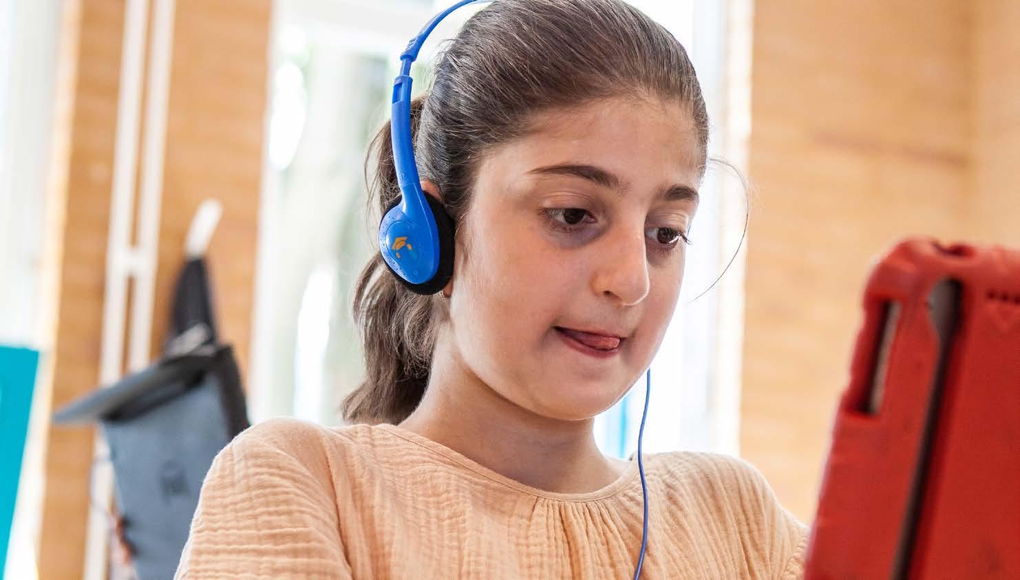 Meisje met hoofdtelefoon en tablet in Basisschool De Hovenier in Montfort. Meisje met hoofdtelefoon en tablet in Basisschool De Hovenier in Montfort.