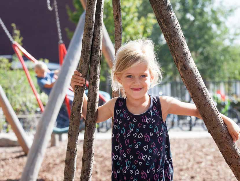Meisje speelt op het schoolplein van ATO-kindcentrum De Hoven in Rosmalen. Meisje speelt op het schoolplein van ATO-kindcentrum De Hoven in Rosmalen.