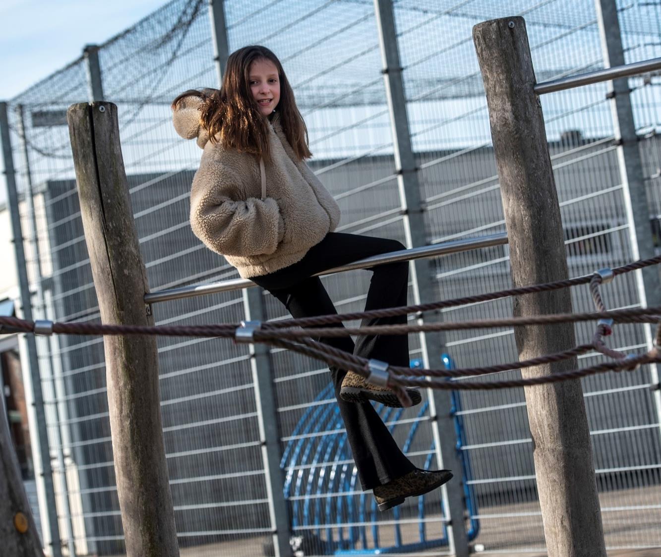 Meisje speelt op het schoolplein van Het Mozaïek in Almelo. Meisje speelt op het schoolplein van Het Mozaïek in Almelo.