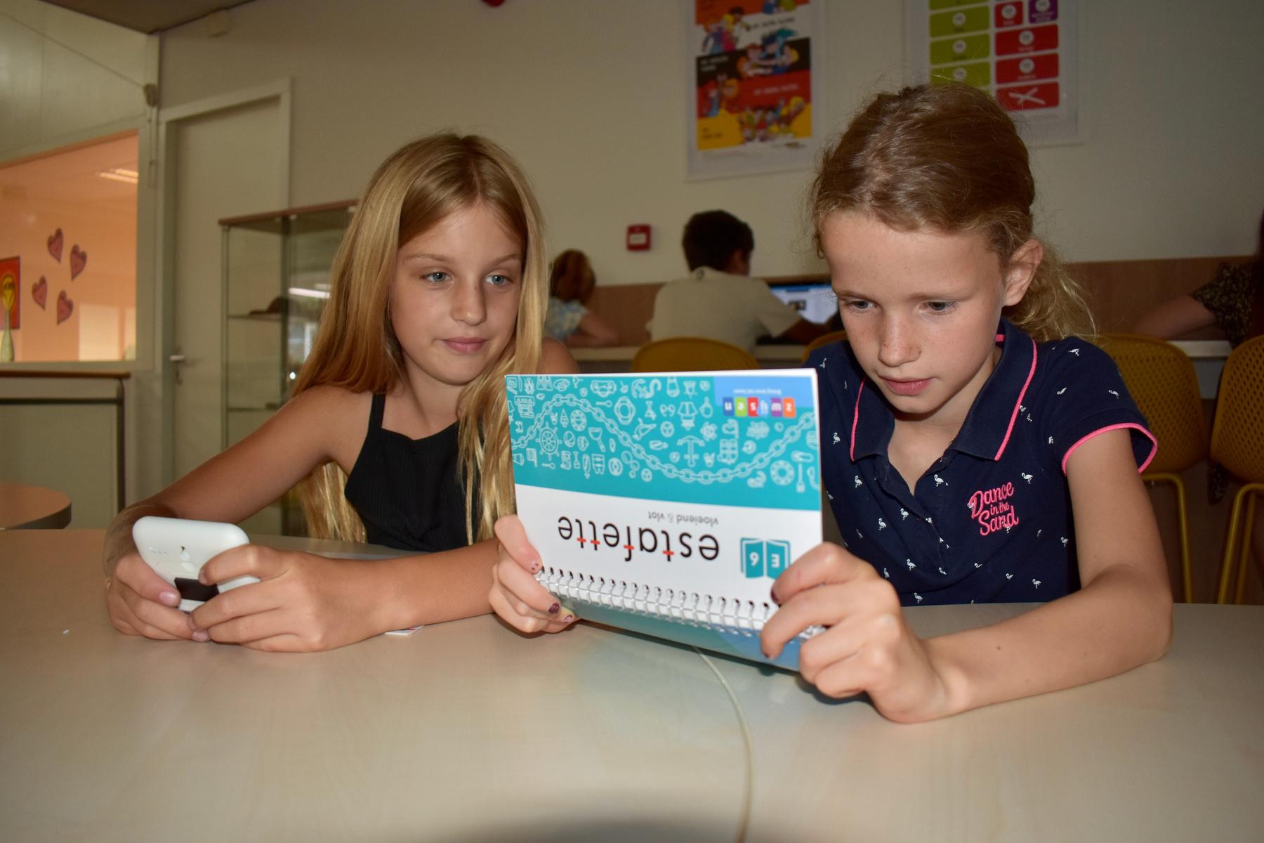 Meisjes aan het werk met educatieve materialen op IKC Franciscus in Babberich. Meisjes aan het werk met educatieve materialen op IKC Franciscus in Babberich.