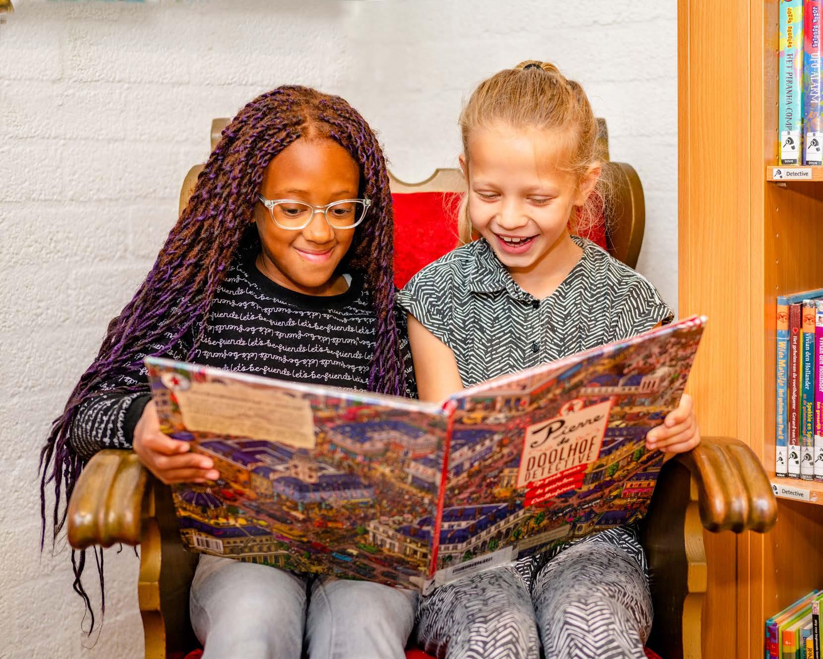 Meisjes lezen samen een boek in de bibliotheek van De Ichthus in Zwolle. Meisjes lezen samen een boek in de bibliotheek van De Ichthus in Zwolle.