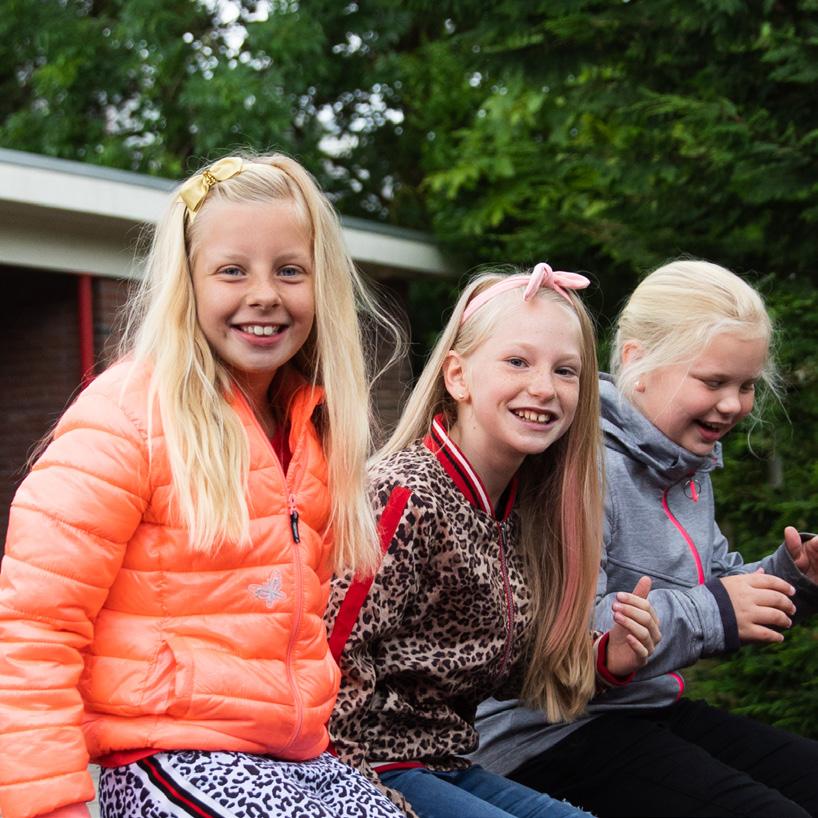 Meisjes met blije gezichten op het schoolplein van Jozefschool Katholiek Basisonderwijs in Aalsmeer. Meisjes met blije gezichten op het schoolplein van Jozefschool Katholiek Basisonderwijs in Aalsmeer.