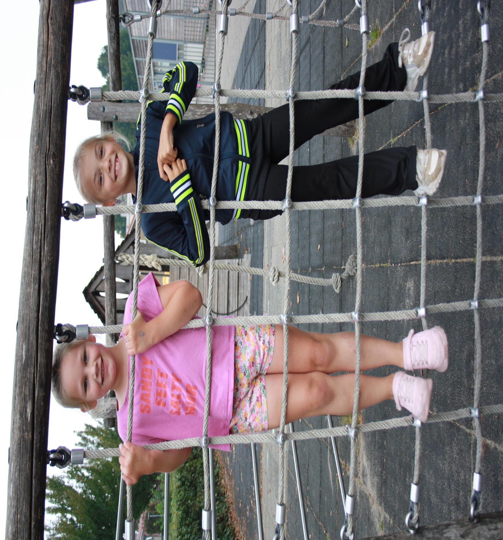 Meisjes spelen blij op het schoolplein van Basisschool Jan Ligthart in Zelhem.