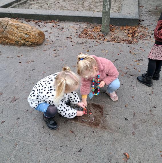 Meisjes spelen op het schoolplein van Bs de Disselboom in Wintelre. Meisjes spelen op het schoolplein van Bs de Disselboom in Wintelre.