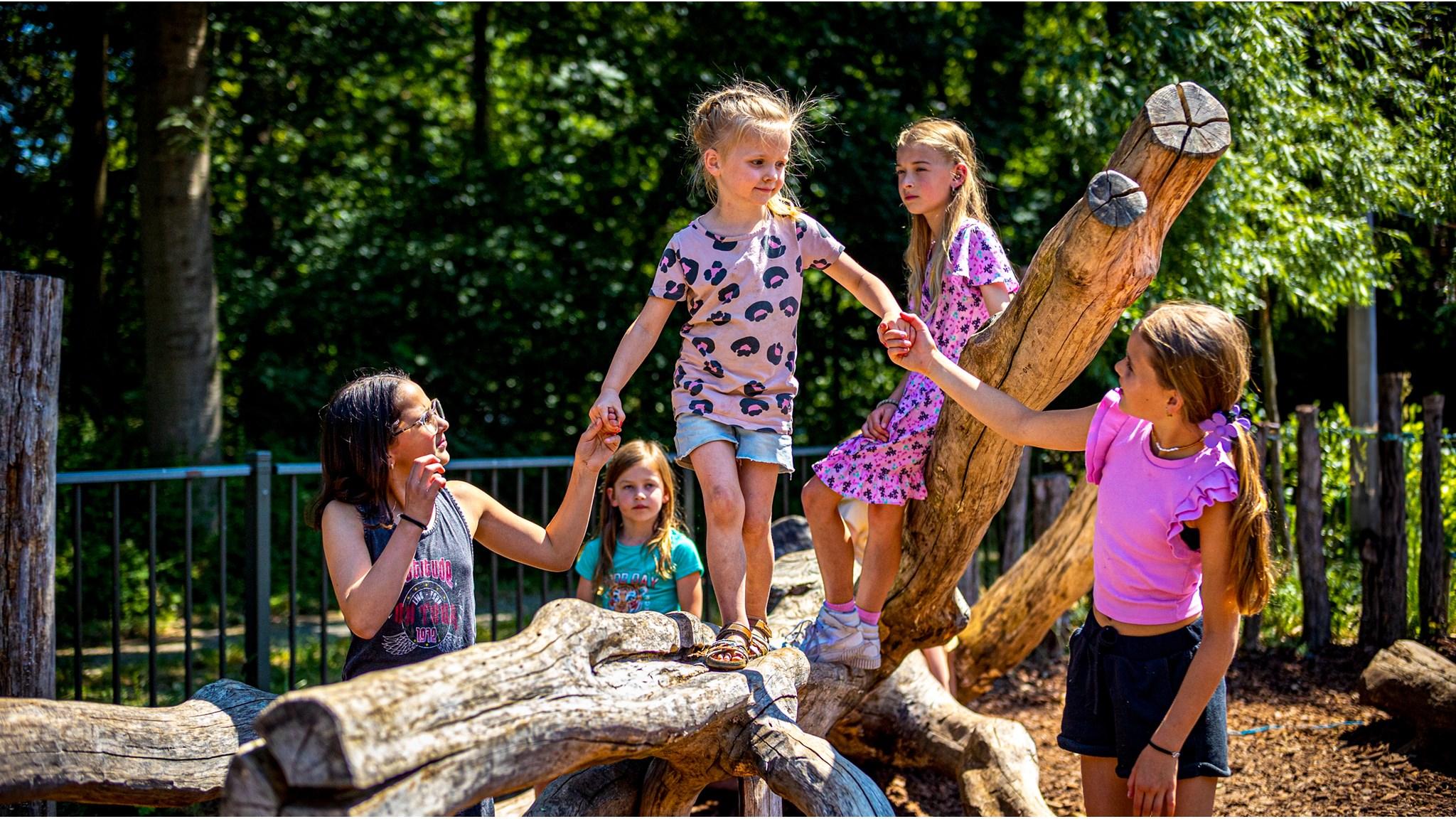 Meisjes spelen op het schoolplein van de Antoniusschool in Wijchen. Meisjes spelen op het schoolplein van de Antoniusschool in Wijchen.