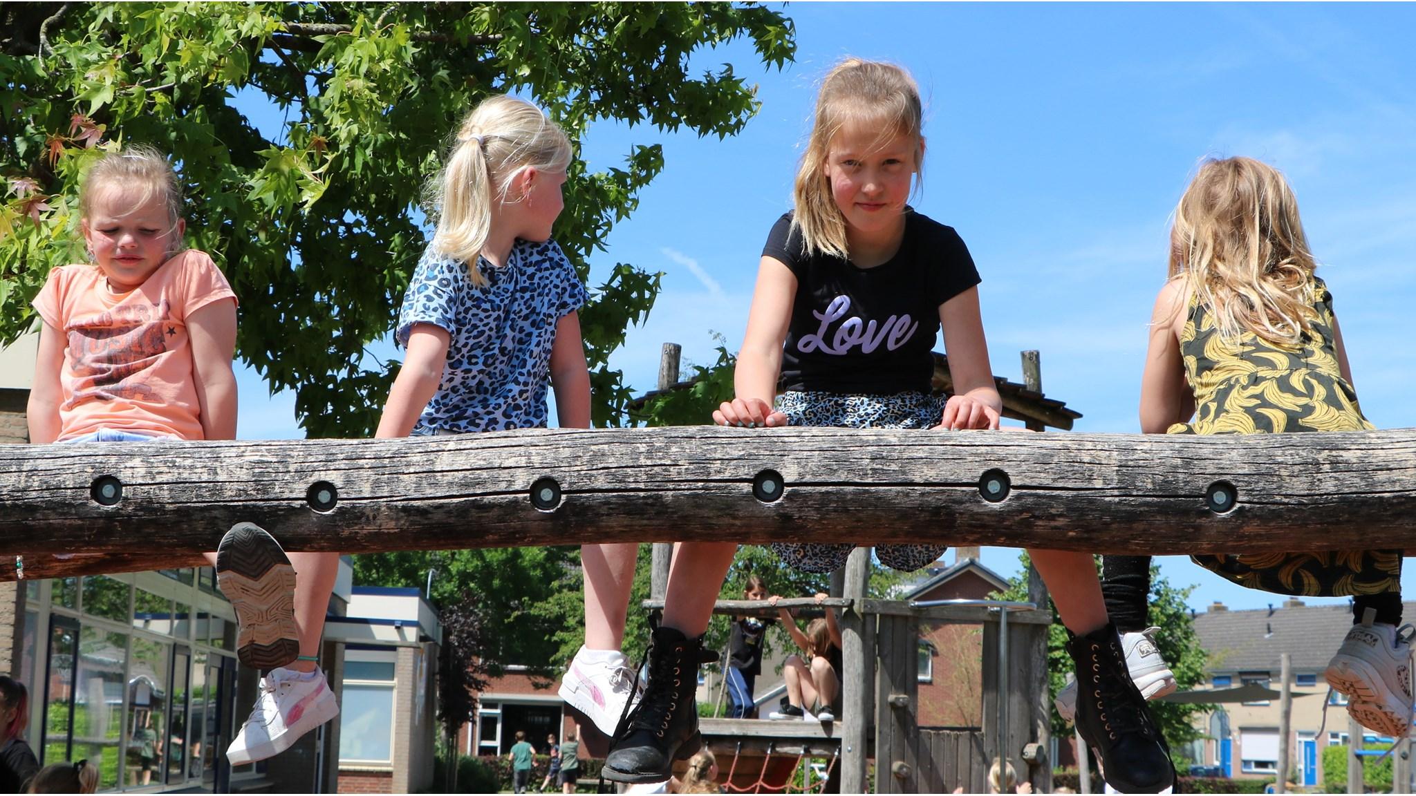 Meisjes spelen op het schoolplein van IKC Sprankel in Herwen. Meisjes spelen op het schoolplein van IKC Sprankel in Herwen.