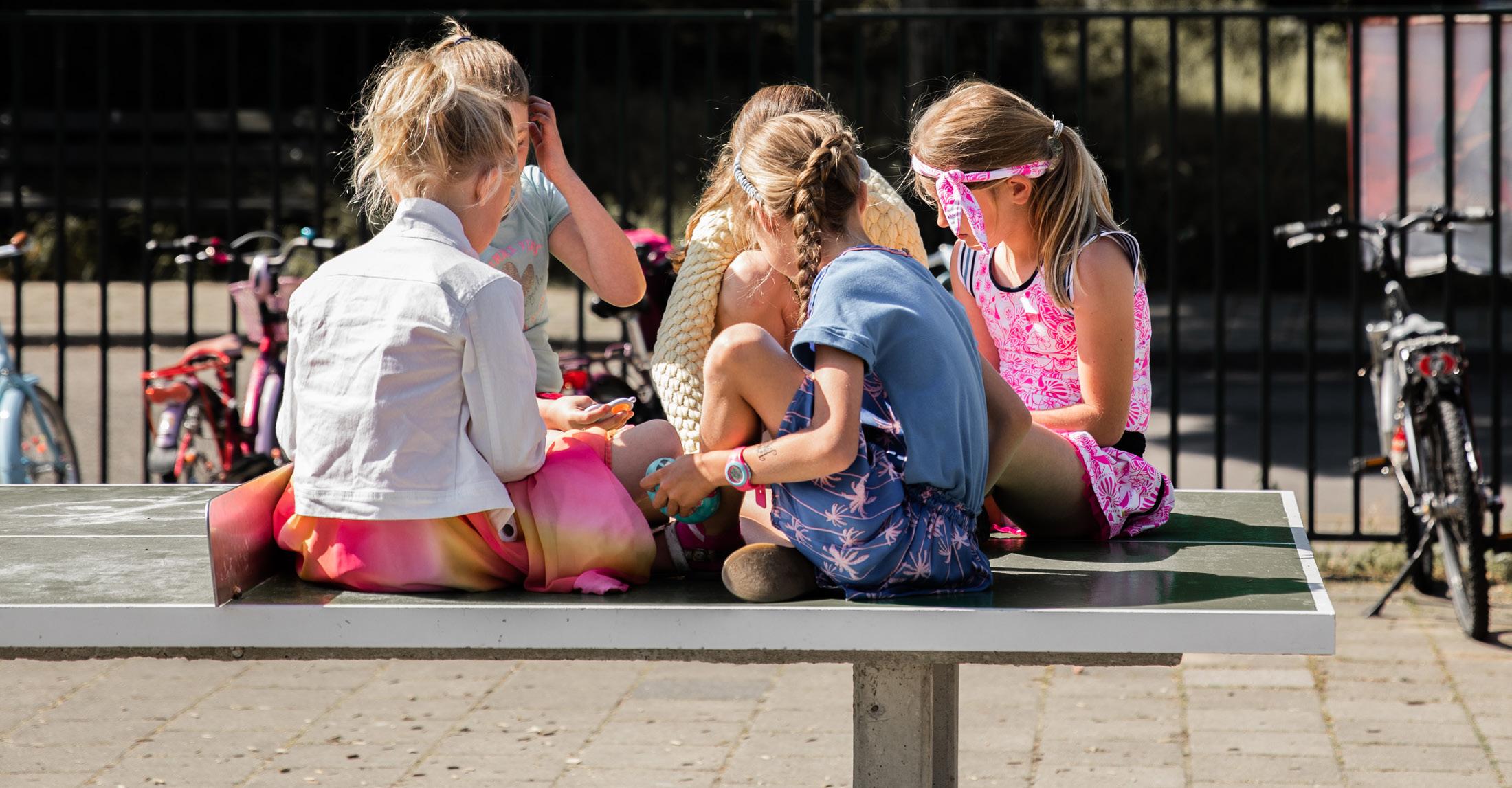 Meisjes spelen samen op het schoolplein van de Paasbergschool in Ede.