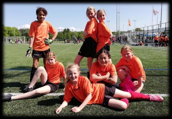 Meisjes van Het Mozaïek uit Alphen aan den Rijn poseren in oranje voetbalshirts op het schoolplein. Meisjes van Het Mozaïek uit Alphen aan den Rijn poseren in oranje voetbalshirts op het schoolplein.