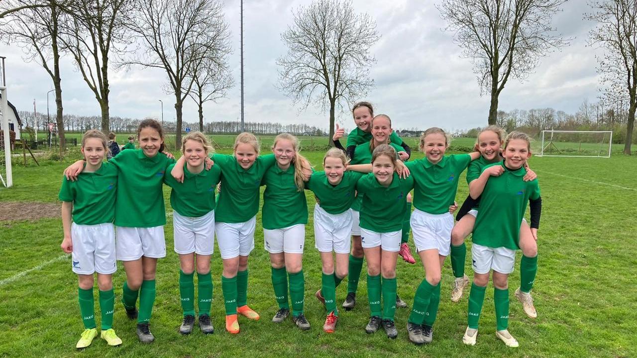 Meisjesvoetbalteam van Christelijke Basisschool De Leiboom in Zaltbommel, klaar voor de wedstrijd op het schoolplein. Meisjesvoetbalteam van Christelijke Basisschool De Leiboom in Zaltbommel, klaar voor de wedstrijd op het schoolplein.