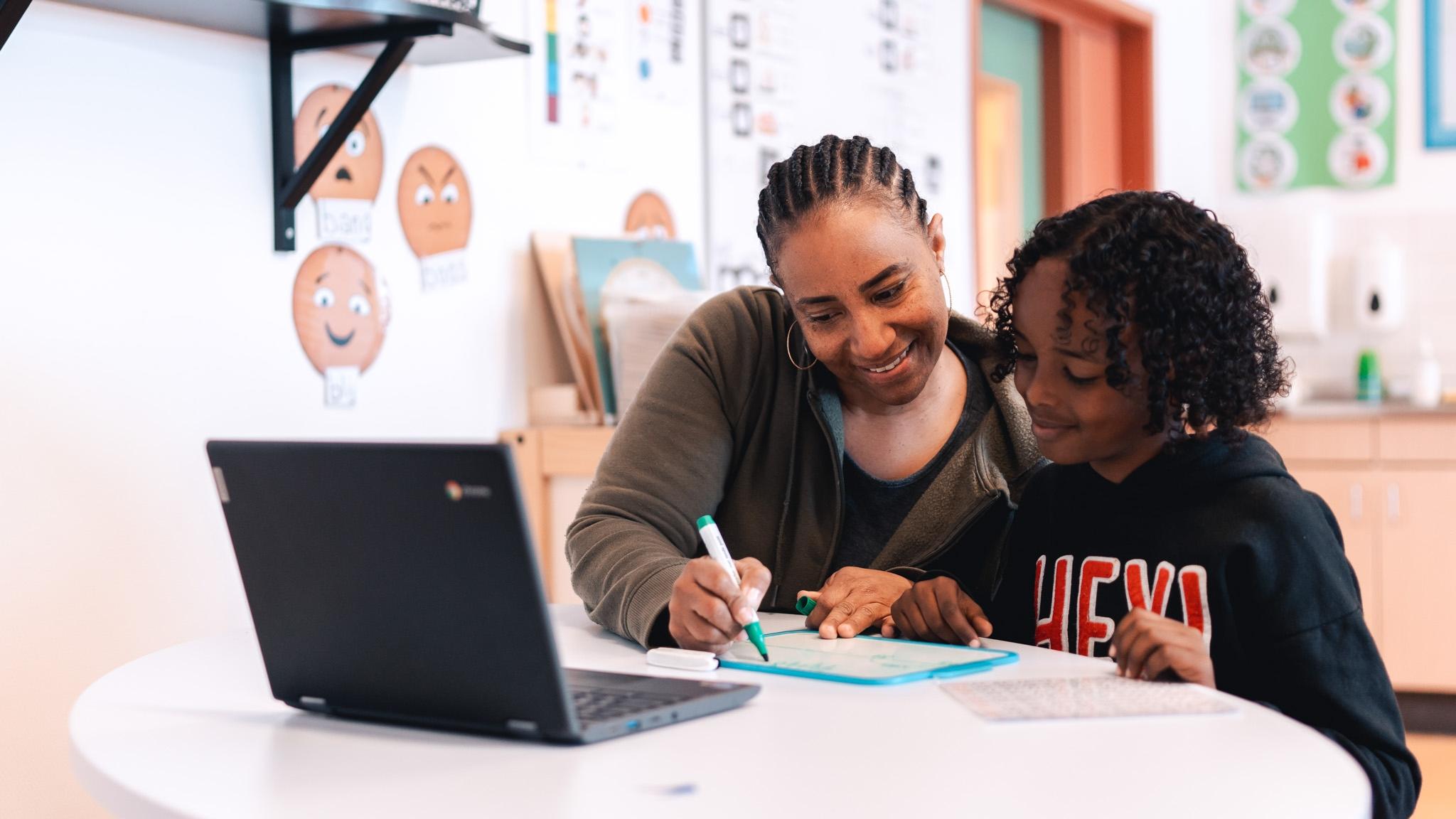 Met een laptop en tekenmateriaal werkt een leerling samen met een begeleider aan opdrachten in Basisschool De Horizon in Delft. Met een laptop en tekenmateriaal werkt een leerling samen met een begeleider aan opdrachten in Basisschool De Horizon in Delft.