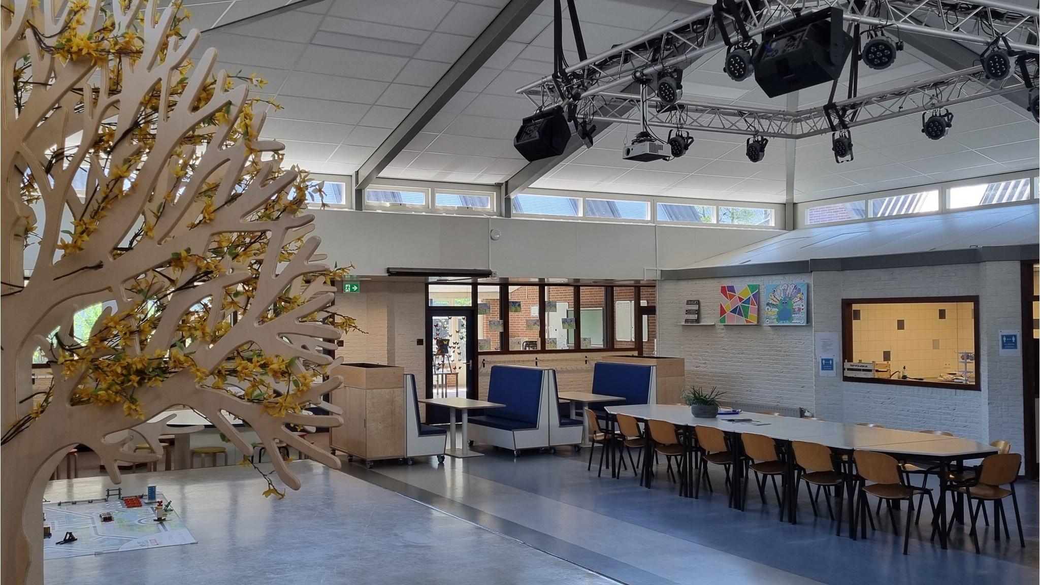 Moderne binnenruimte van R.K. Basisschool WSKO Andreashof in Kwintsheul met een sfeervolle inrichting. Moderne binnenruimte van R.K. Basisschool WSKO Andreashof in Kwintsheul met een sfeervolle inrichting.