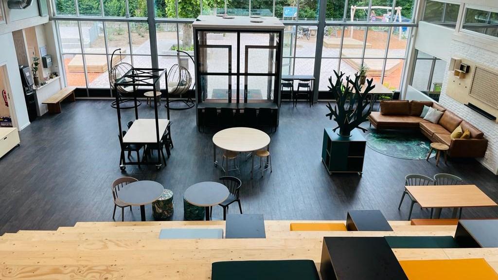 Moderne inrichting van de polyvalente ruimte bij Rooms Katholieke Basisschool De Krugerstee in Vaassen. Moderne inrichting van de polyvalente ruimte bij Rooms Katholieke Basisschool De Krugerstee in Vaassen.
