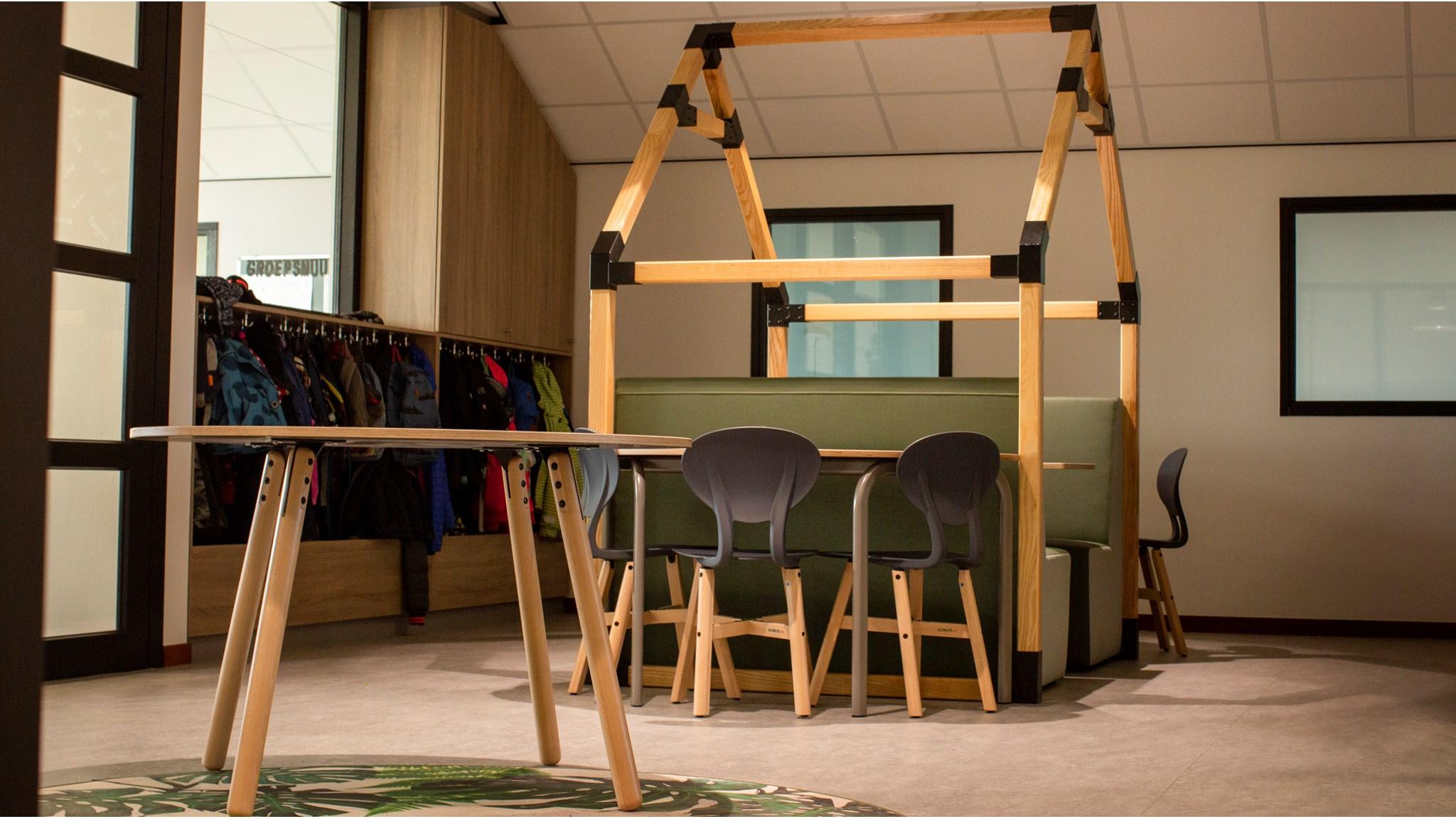 Moderne inrichting van het klaslokaal bij Christelijke basisschool Eben-Haëzer in Kamerik. Moderne inrichting van het klaslokaal bij Christelijke basisschool Eben-Haëzer in Kamerik.