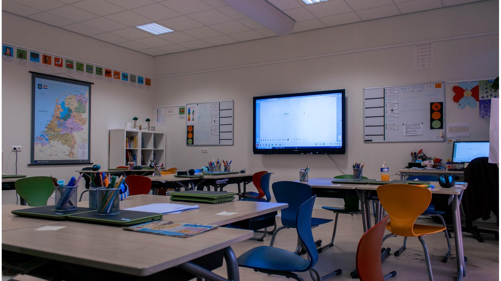 Moderne klaslokaal van CBS de 7-Sprong in Oude Pekela met kleurrijke stoelen en interactieve whiteboard. Moderne klaslokaal van CBS de 7-Sprong in Oude Pekela met kleurrijke stoelen en interactieve whiteboard.