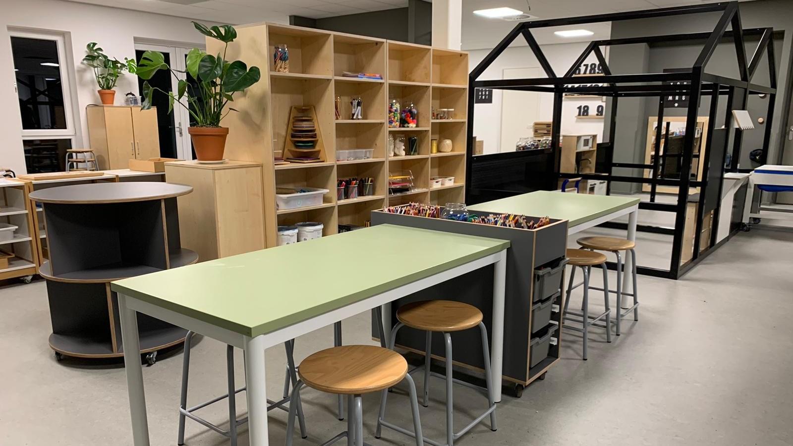 Moderne klasruimte met creatieve opstelling bij De Bataaf in Tiel. Moderne klasruimte met creatieve opstelling bij De Bataaf in Tiel.