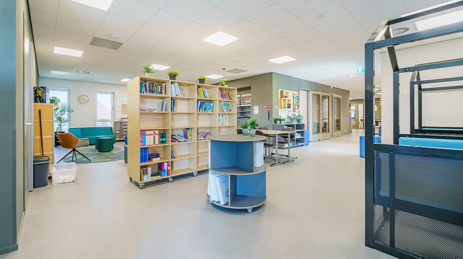 Moderne leeromgeving binnen De Bataaf in Tiel met boekenplanken en comfortabele zitplaatsen. Moderne leeromgeving binnen De Bataaf in Tiel met boekenplanken en comfortabele zitplaatsen.