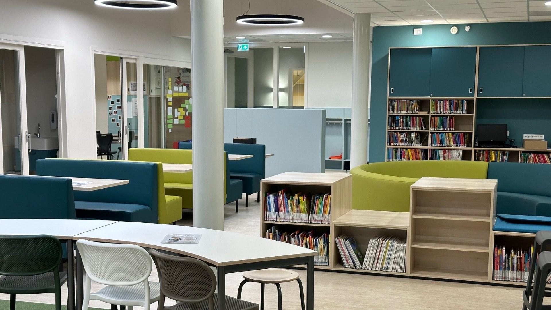 Moderne leeromgeving in Kindcentrum de Rietpluim in Delfzijl met comfortabele zitplekken en boekenplanken. Moderne leeromgeving in Kindcentrum de Rietpluim in Delfzijl met comfortabele zitplekken en boekenplanken.