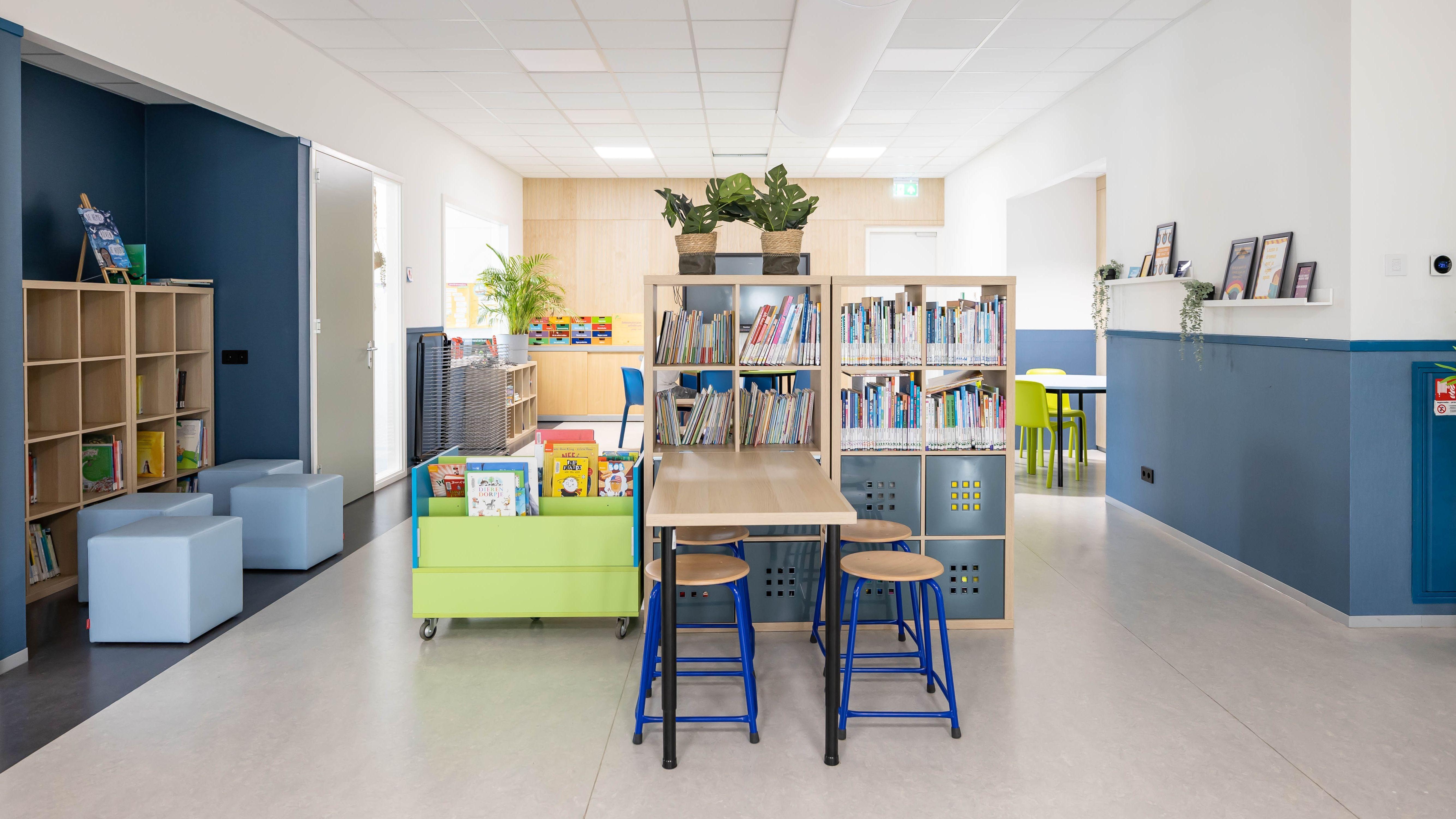 Moderne leeromgeving van CBS de Hoeksteen in Hoogezand met boekenplanken en studiemogelijkheden. Moderne leeromgeving van CBS de Hoeksteen in Hoogezand met boekenplanken en studiemogelijkheden.