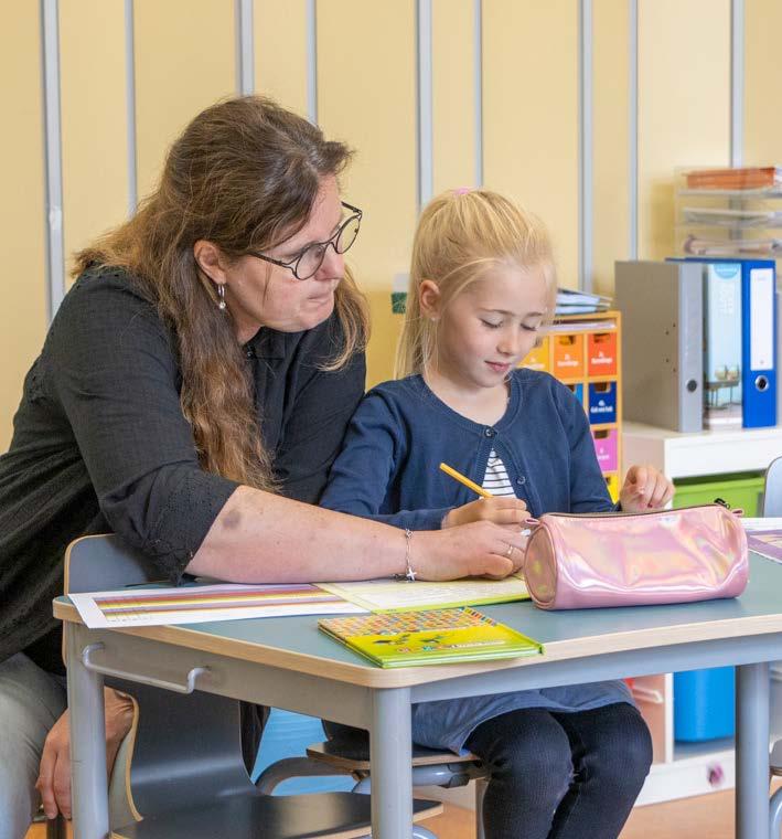 Moeder en dochter leren samen in het klaslokaal van basisschool Palmenhof in Middelburg. Moeder en dochter leren samen in het klaslokaal van basisschool Palmenhof in Middelburg.