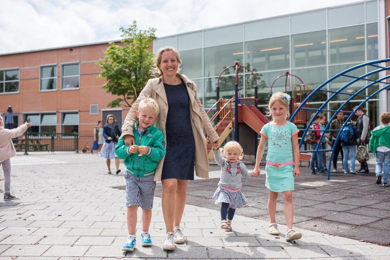 Moeder met drie kinderen op het schoolplein van Piet Mondriaan in Abcoude. Moeder met drie kinderen op het schoolplein van Piet Mondriaan in Abcoude.